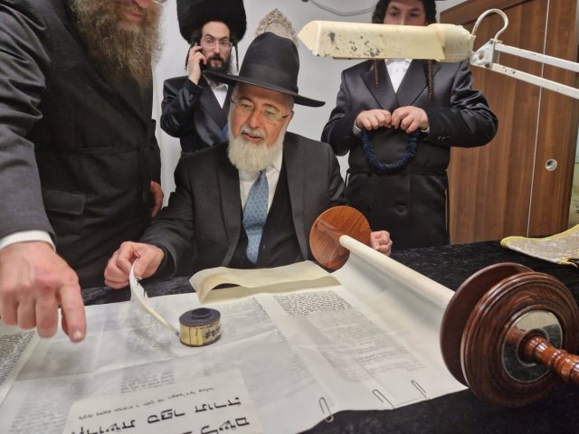 כתיבת ספר התורה הרב סלוד. א' מיכאלי