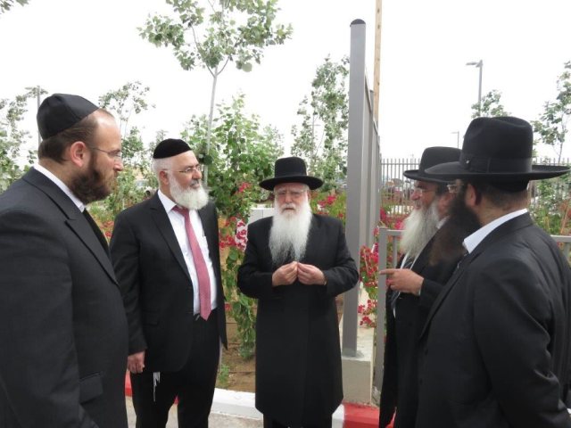 סיור הרבנים במתחם בית החולים. א' מיכאלי