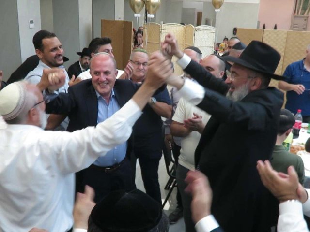 חוגגים עם לסרי. א מיכאלי