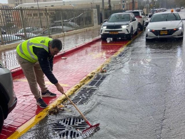 מתמודדים עם הגשם. עיריית אשדוד
