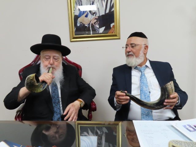 הרב פינטו עם השופר. א' מיכאלי