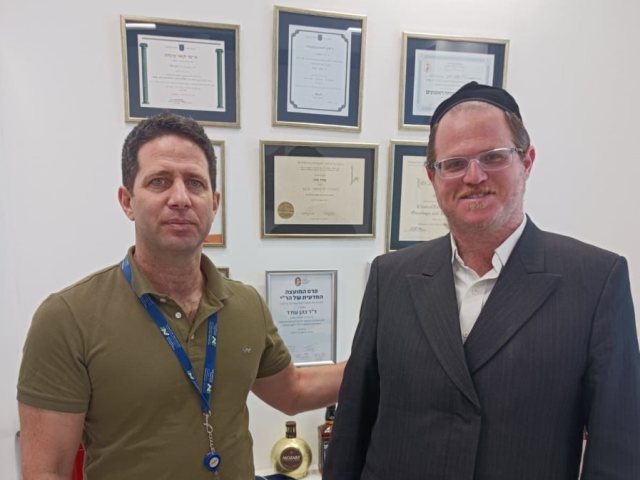 הרב שקול עם דר עודד כהן, מנהל מערך אא"ג באסותא. אסותא אשדוד