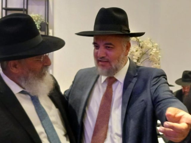 הערכה חוצת גבולות. הרב עמרם כנפו בחתונה. המצלם