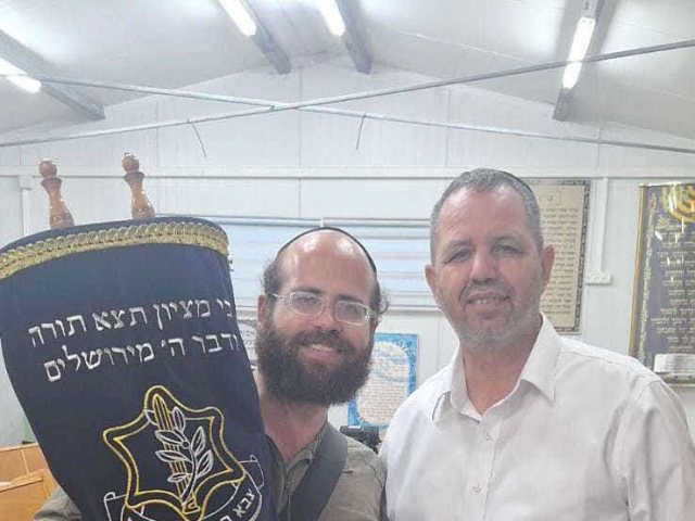 אלי כהן עם הרביהודה ויזצמן. המצלם