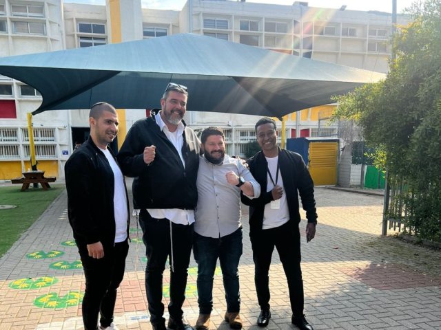 מאחר בן חמו עם פעילים. קול הלב