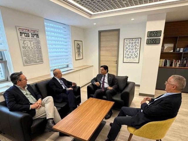 ראש העיר לסרי באום. מלוכדים