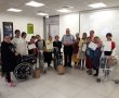 נותנות יד ליד שרה