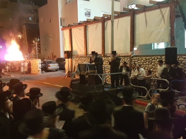 ההדלקה בחצר טשארנאביל. צילום: מ' כהן