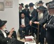 ויבכו אותו: המוני מנחמים בביתו של ראש ישיבת 'עטרת צבי'