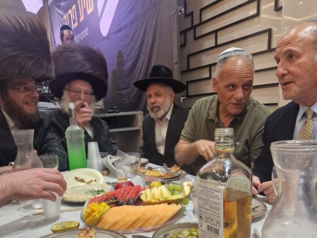 ראש העיר בשמחת נישואי נכדת הרב וובר. המצלם