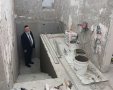 הרב דהן סוקר את בור המקווה. א' מיכאלי