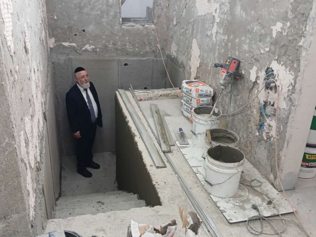 הרב דהן סוקר את בור המקווה. א' מיכאלי