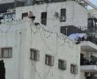 לחרדת התושבים: צעיר חרדי התבצר על גג בניין ברובע ז' (וידאו)