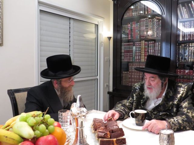 האדמור מויזניץ בביתו של הרב טסלר. אנש