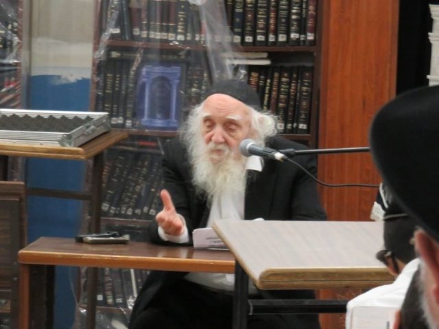 הגרצ פרידמן בשיעורו. המצלם