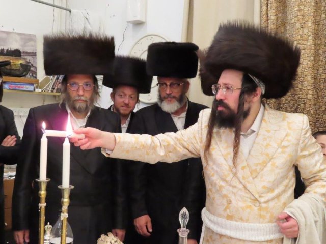 האדמור ממעזיבוז בהבדלה לצידו ר' אריה גולדברג. שוקי לרר