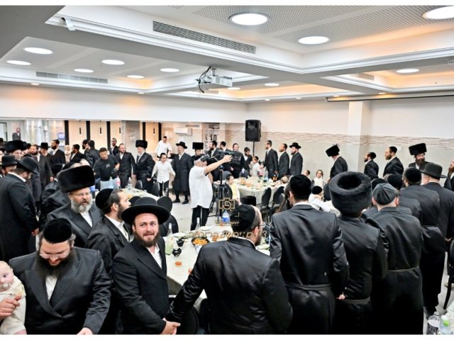 הכנסת ספר תורה לאהבת ישראל. יהושע פרוכטר