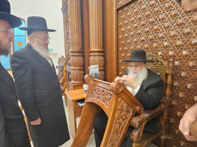 גאווה אשדודית. בכירי מאוחדת הרב דנציגר והרב סמט אצל רבי מאיר אבוחצירא. המצלם