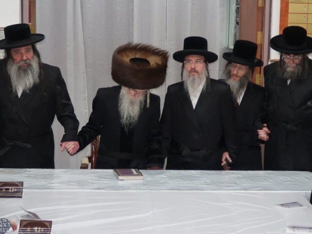 הדלקת נר חנוכה במעליץ. ש. ויסנשטרן