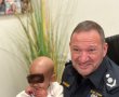 ממיס: מפכ"ל המשטרה מחבק את התינוקת החולה