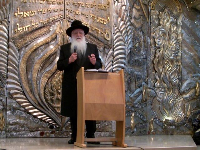 הרב פינטו בעצרת מספד לחייל בן וענונו. מ. מיכאלי