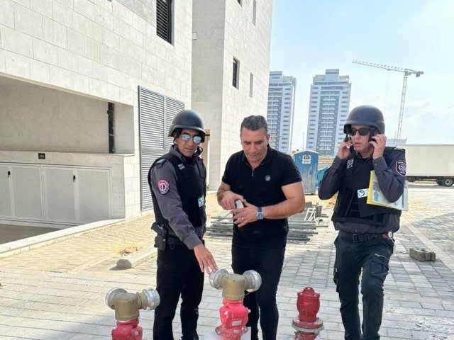 סיור צוות כיבוי והצלה בעיר. כב"א