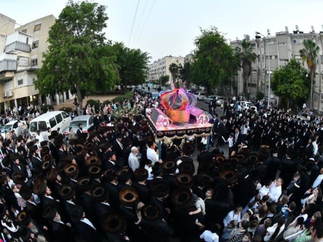 הכנסת ספר תורה לבית המדרש בית יצחק בעלזא. שוקי לרר