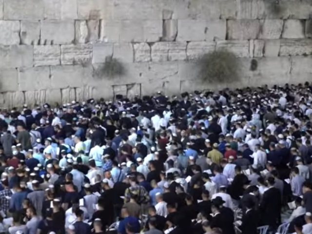 סליחות בכותל המערבי (ארכיון). צילום: הקרן למורשת הכותל