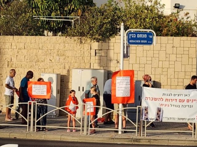 מהפגנת תושבי הרובע נגד הפרויקט לפני כשלוש שנים (באדיבות מרק אבו)
