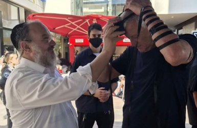 בני גנץ בקניון. צילום: באדיבות המצלם