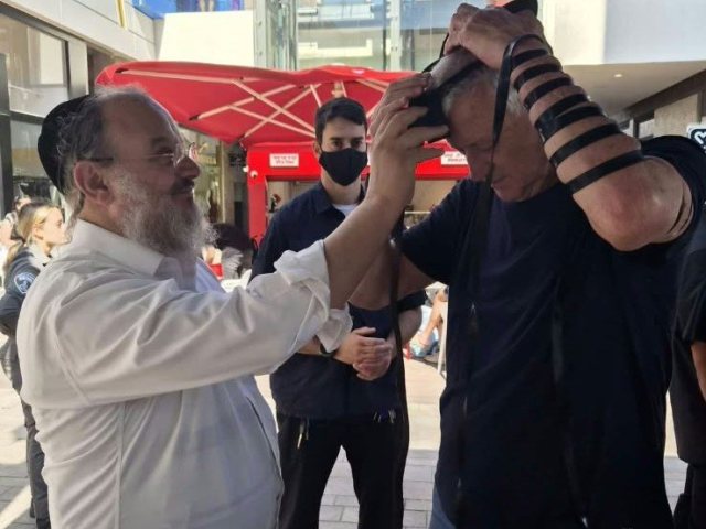 בני גנץ בקניון. צילום: באדיבות המצלם