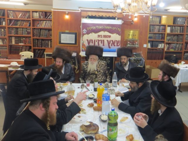 האדמור משאץ בקהל יראים. 