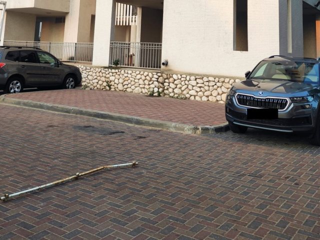 המוט שנפל מגובה ופגע ברכב