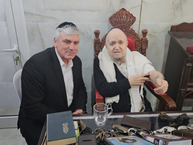 הרב מזוז עם אמסלם. המרכז למורשת