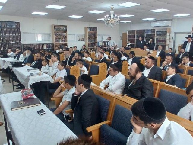 שיעורי תורה באהל דינה מפרשים. א. מיכאלי