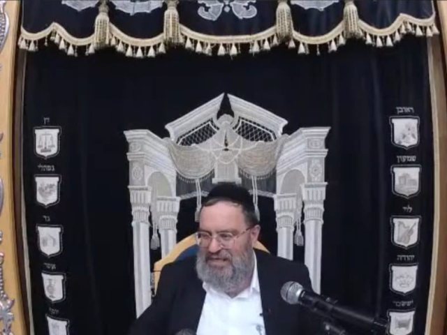 הרב יפרח בשיעורו. א' מיכאלי