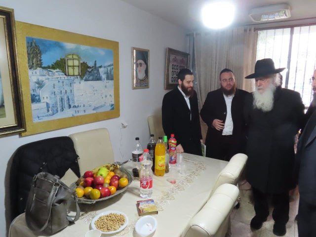 הרב דוד פינטו בניחום האבלים. מ' מיכאלי