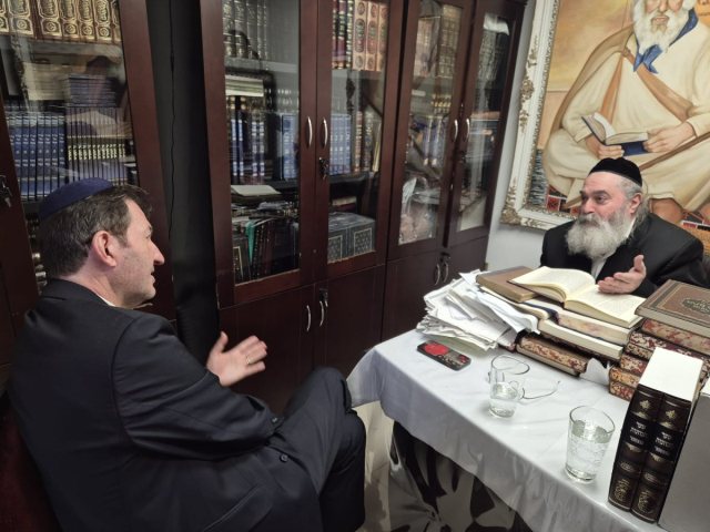 יו"ר וועדת החו"ב במעונו של רבי יקותיאל אבוחצירא