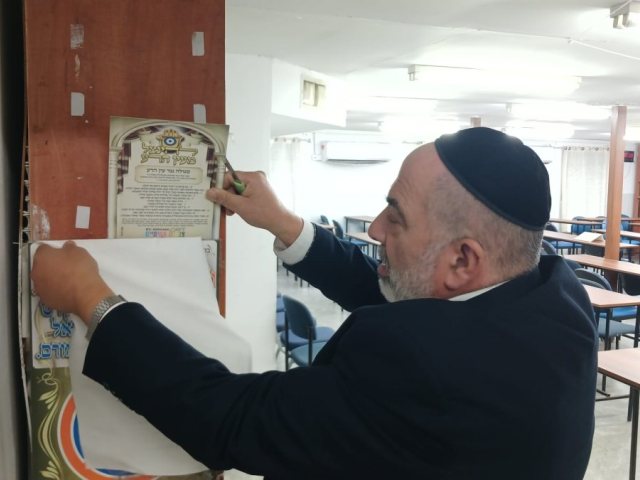 גבאי ביהכנ מסיר את התפילה. מ' מיכאלי