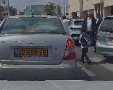 ילדים יוצאים מבין רכבים. מתוך הסירטון