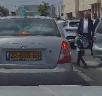 ילדים יוצאים מבין רכבים. מתוך הסירטון