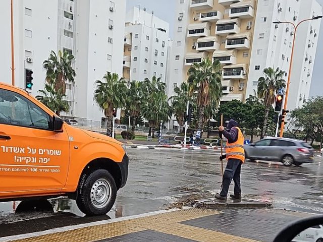 ניקוי קולטנים. צילום: שמוליק דוד