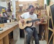 בונה הגיטרות האשדודי שחולם לפגוש את הרבי (וידאו)