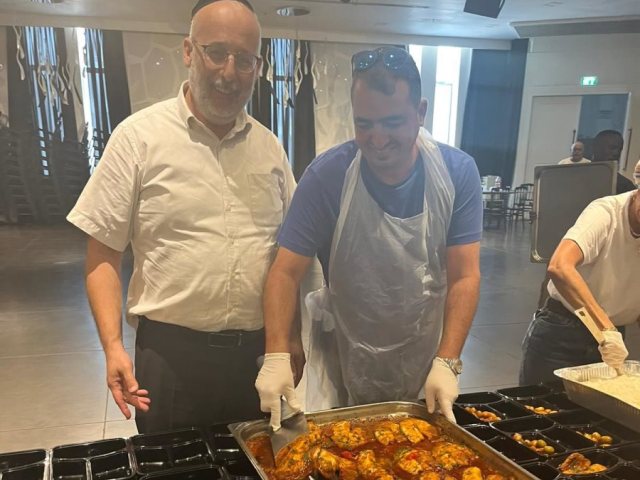 מהאצולה באהבה. משה בן חמו לצד הערכות