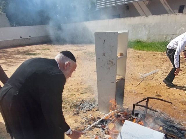 רב העיר הגרי שיינין בשריפת חמץ. א. מיכאלי
