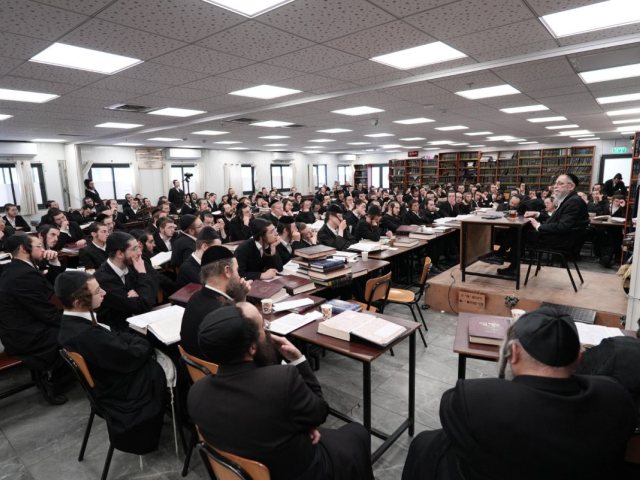 הגרי"ב שרייבר בשיעורו ב'פני מנחם'. דבר אמת
