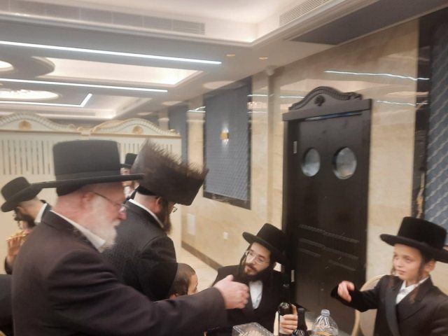 אישי ציבור בבר מצוה של ר' אליהו שמוטץ. המצלם