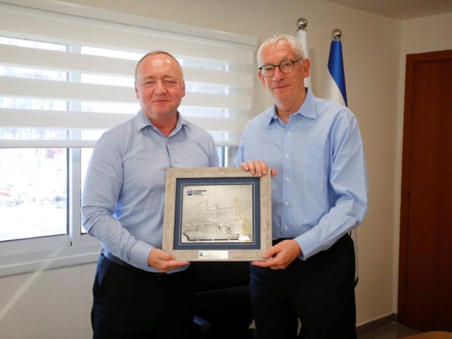 בתמונה:  מימין ד"ר שמואל בן צבי ומשמאל שאול שניידר. צילום: פבל טולצינסקי