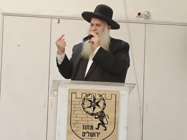 הרב אבוחצירא במשאו בפני שוטרי ירושלים. א' מיכאלי