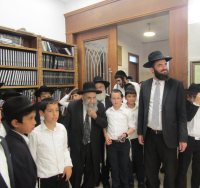 התלמידים עם ראש הישיבה. חזון מאיר